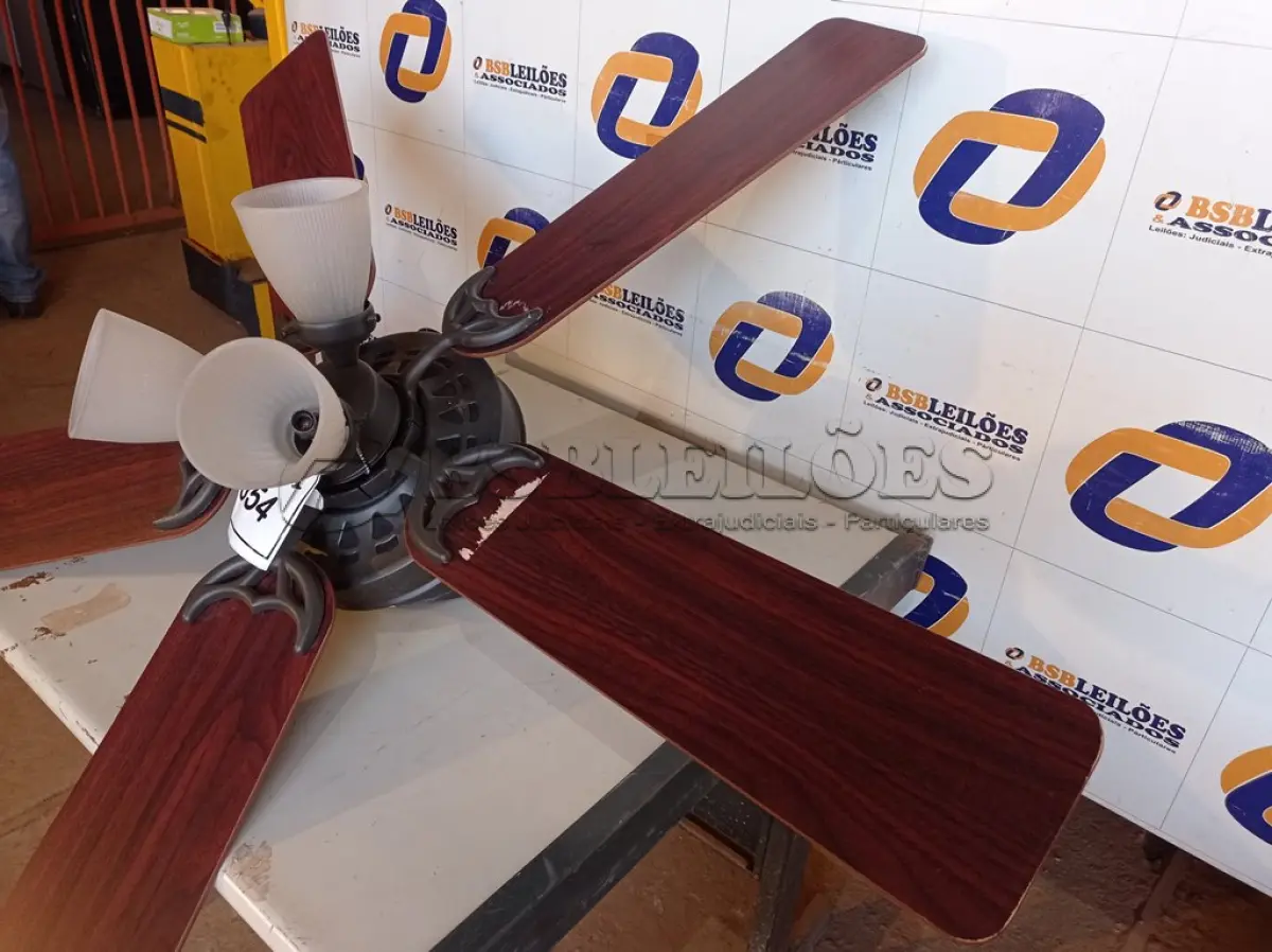 LOTE 054 - 01 VENTILADOR DE TETO COM PALETAS EM MADEIRA MARCA HUNTER (1 WITH CEILING FANS). (NO ESTADO EM QUE SE ENCONTRA. SUJEITO A AVARIAS OCULTAS/VISÍVEIS.) 0000057