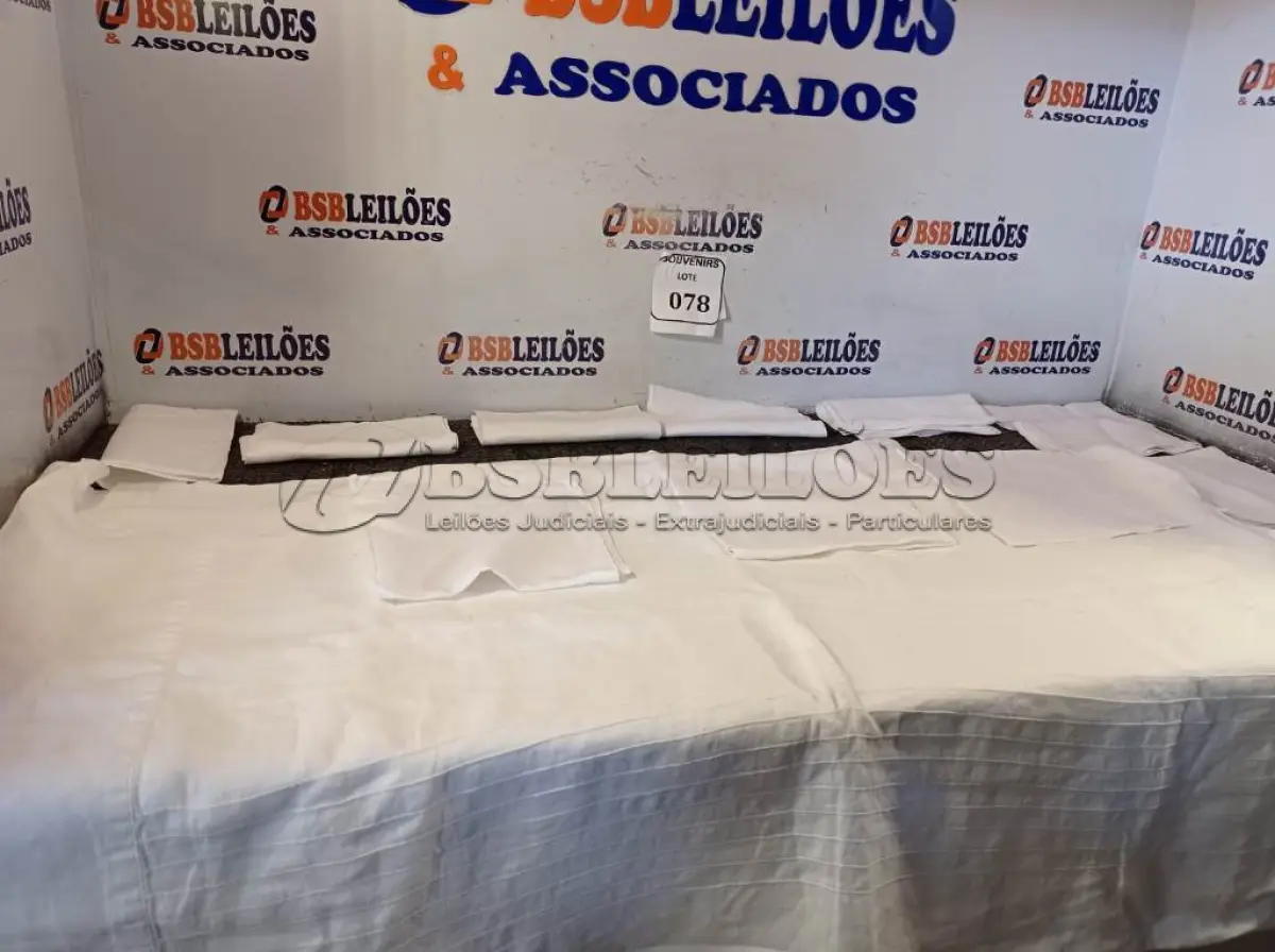LOTE 078 - 01 TOALHA DE MESA EM LINHO NA COR BRANCA COM 11 GUARDANAPOS DE LINHO. (NO ESTADO EM QUE SE ENCONTRA) ATENÇÃO! FAZER A VISITAÇÃO ANTES DE ARREMATAR, NÃO SABEMOS SE FUNCIONA. LEILÃO NÃO TEM GARANTIA E NEM DEVOLUÇÃO, SUJEITO A POSSÍVEIS AVARIAS VISÍVEIS/OCULTAS E/OU AUSÊNCIA DE COMPONENTES.