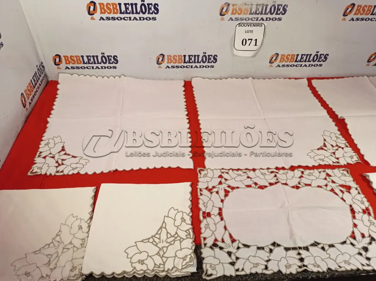 LOTE 071 - 07 GUARDANAPOS TRABALHADOS LINHO. (NO ESTADO EM QUE SE ENCONTRA) ATENÇÃO! FAZER A VISITAÇÃO ANTES DE ARREMATAR, NÃO SABEMOS SE FUNCIONA. LEILÃO NÃO TEM GARANTIA E NEM DEVOLUÇÃO, SUJEITO A POSSÍVEIS AVARIAS VISÍVEIS/OCULTAS E/OU AUSÊNCIA DE COMPONENTES.  