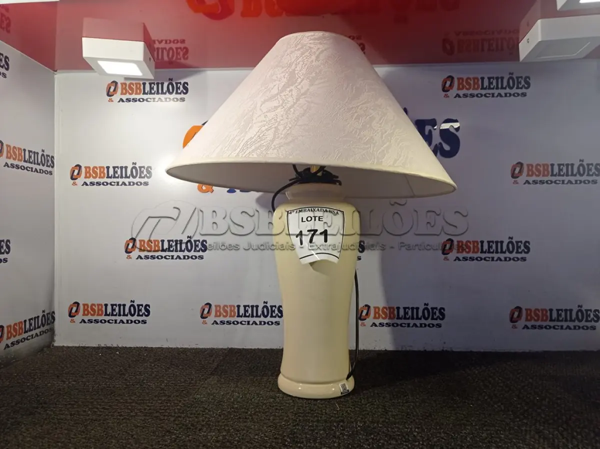 LOTE 171 - 01 ABAJUR COM BASE DE PORCELANA E CÚPULA. (LAMP) (NO ESTADO EM QUE SE ENCONTRA. SUJEITO A AVARIAS OCULTAS/VISÍVEIS.) AV9390X