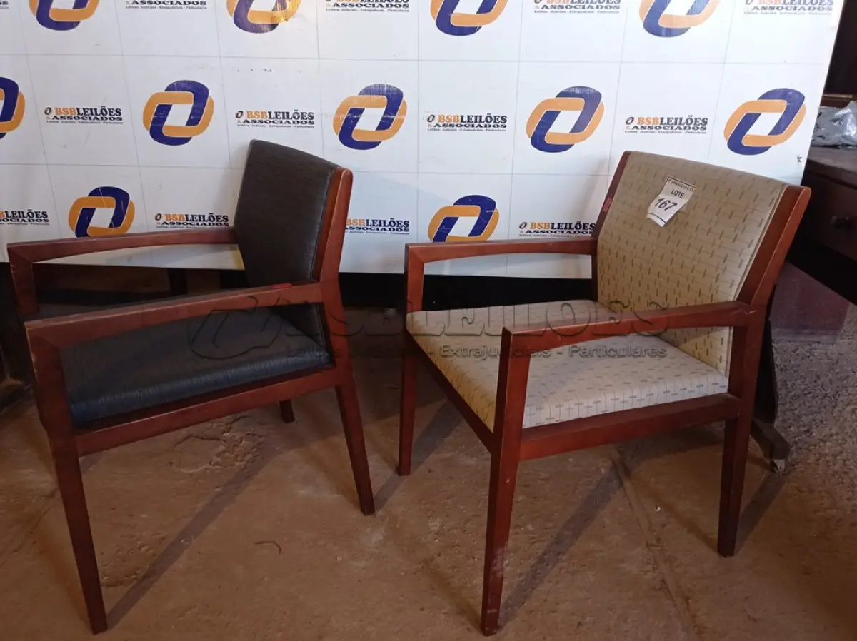 LOTE 167 - 02 CADEIRAS EM MADEIRA ESTOFADAS (CHAIRS). (NO ESTADO EM QUE SE ENCONTRA. SUJEITO A AVARIAS OCULTAS/VISÍVEIS.)0000074 ,0000066