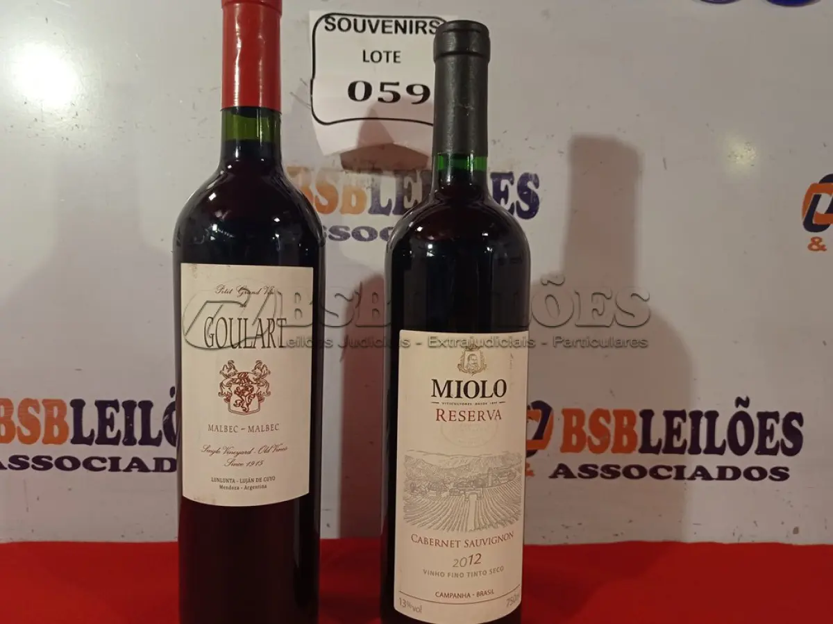 LOTE 059 - 02 GARRAFAS DE VINHO DE 750ML, SENDO 01 MIOLO RESERVA 2012 E OUTRO GULARTE MALBEC. (NO ESTADO EM QUE SE ENCONTRA) ATENÇÃO! FAZER A VISITAÇÃO ANTES DE ARREMATAR, NÃO SABEMOS SE FUNCIONA. LEILÃO NÃO TEM GARANTIA E NEM DEVOLUÇÃO, SUJEITO A POSSÍVEIS AVARIAS VISÍVEIS/OCULTAS E/OU AUSÊNCIA DE COMPONENTES.  