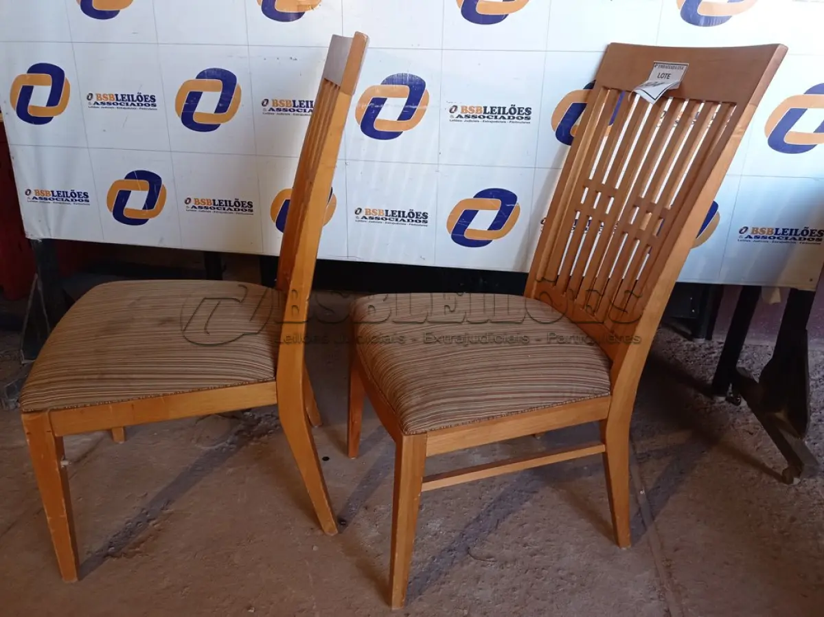 LOTE 204 - 02 CADEIRAS EM MADEIRA ESTOFADAS (CHAIR). (NO ESTADO EM QUE SE ENCONTRA. SUJEITO A AVARIAS OCULTAS/VISÍVEIS.) BF8529D, BF8530G