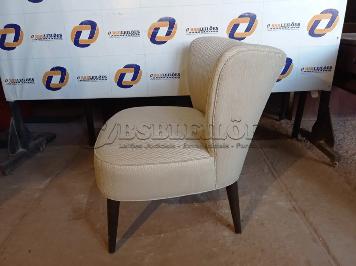 LOTE 137 - 01 POLTRONA (CHAIR EASY). (NO ESTADO EM QUE SE ENCONTRA. SUJEITO A AVARIAS OCULTAS/VISÍVEIS.) AU2165N