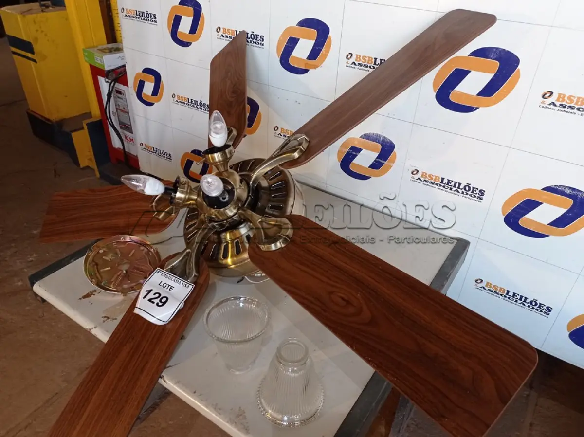 LOTE 129 - 01 VENTILADOR DE TETO COM PALETAS EM MADEIRA MARCA HUNTER) (1 WITH CEILING FANS). (NO ESTADO EM QUE SE ENCONTRA. SUJEITO A AVARIAS OCULTAS/VISÍVEIS.)000057