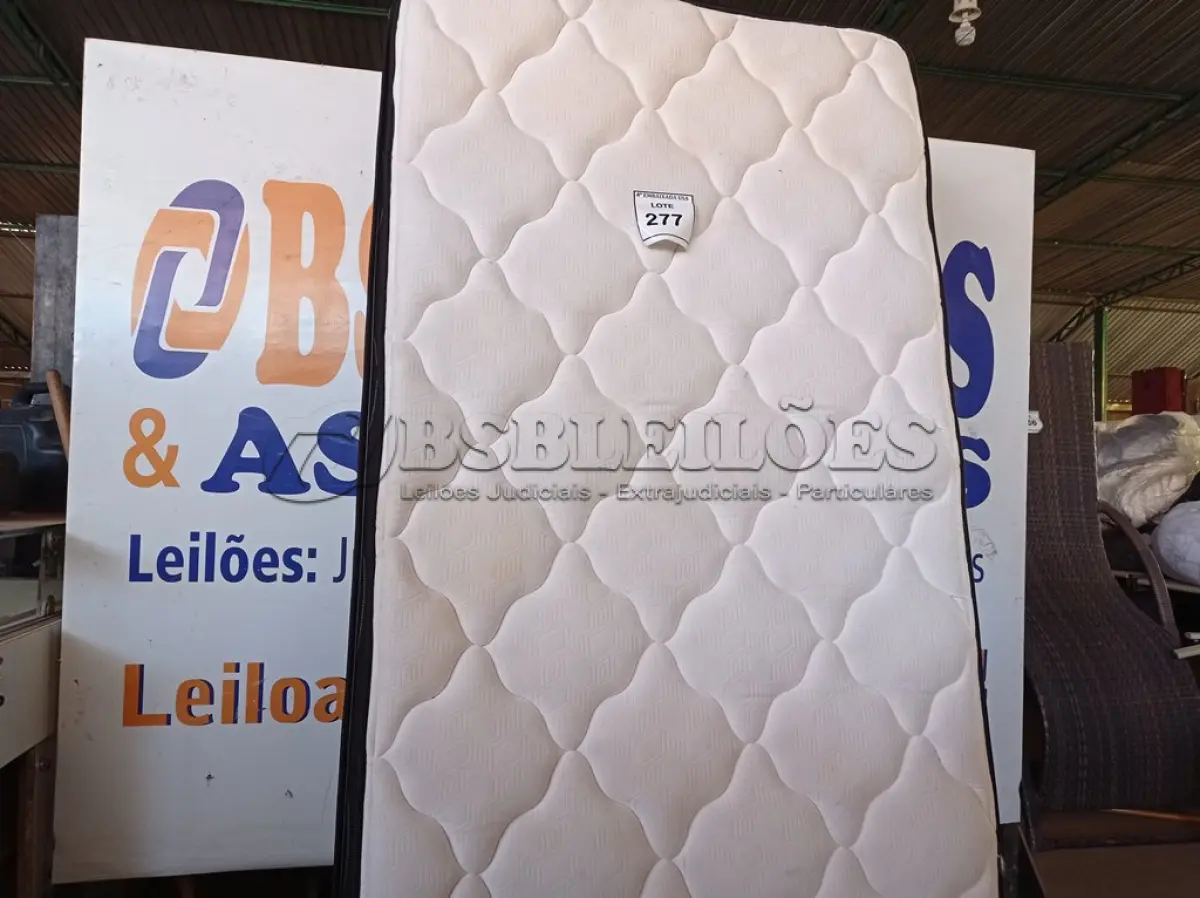 LOTE 277 - 01 COLCHÃO DE SOLTEIRO COM BASE (TWIN BED (MATTRESS+BOX). (NO ESTADO EM QUE SE ENCONTRA. SUJEITO A AVARIAS OCULTAS/VISÍVEIS.) AU1878E BASE SEM TAG.