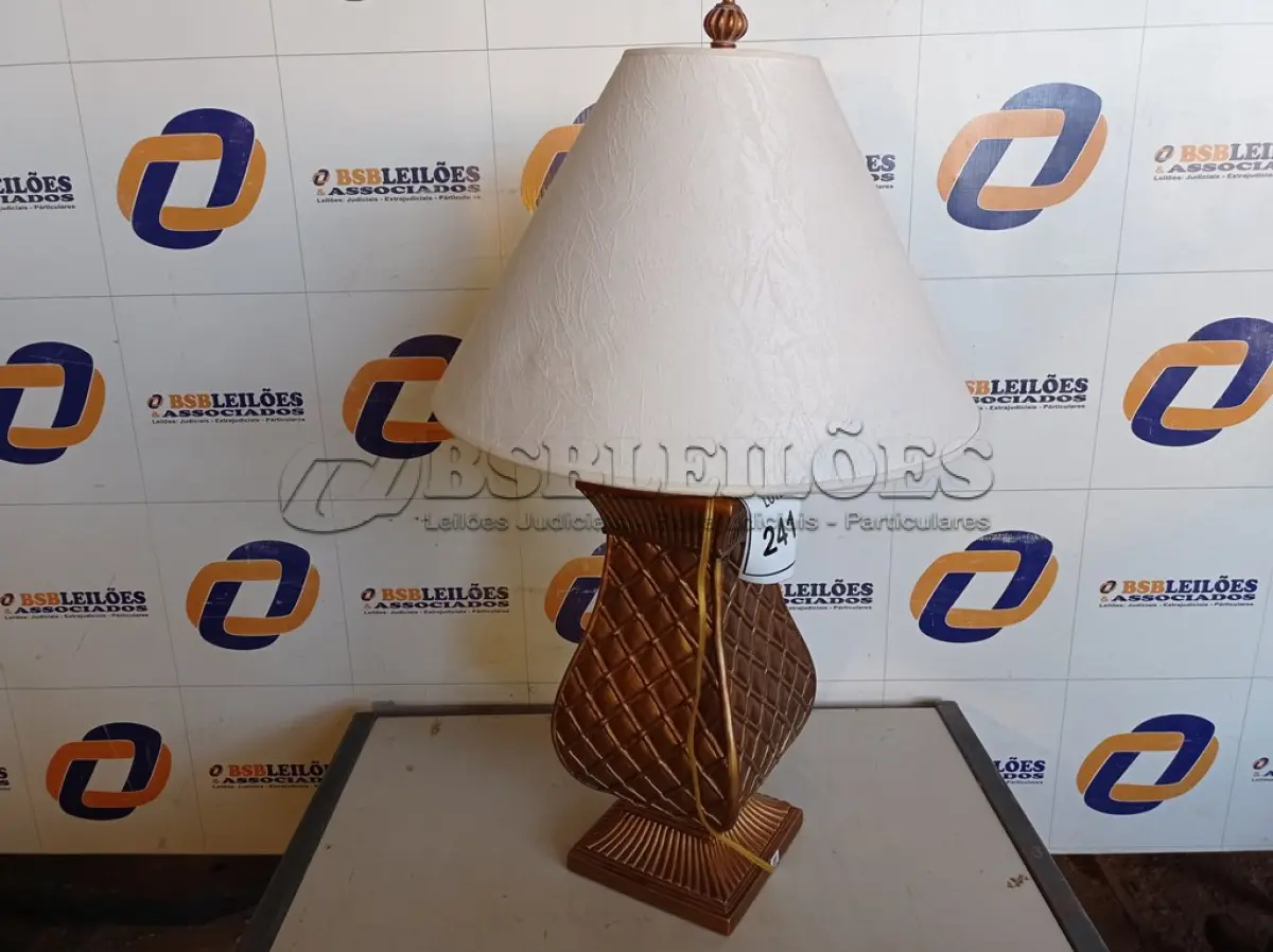 LOTE 241 - 01 ABAJUR COM CÚPULA (LAMP). (NO ESTADO EM QUE SE ENCONTRA. SUJEITO A AVARIAS OCULTAS/VISÍVEIS.) BF8587J