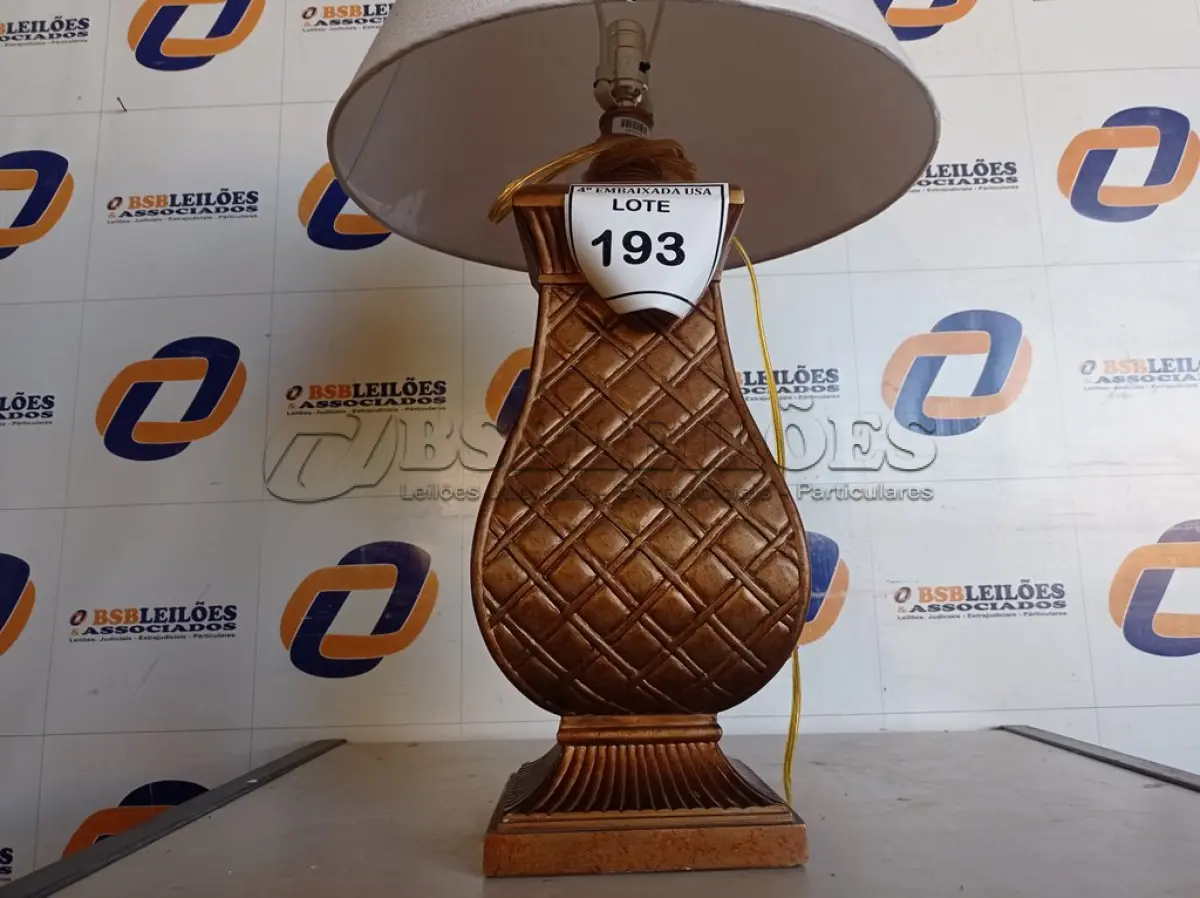 LOTE 193 - 01 ABAJUR COM CÚPULA. (LAMP). (NO ESTADO EM QUE SE ENCONTRA. SUJEITO A AVARIAS OCULTAS/VISÍVEIS.) AV9579R