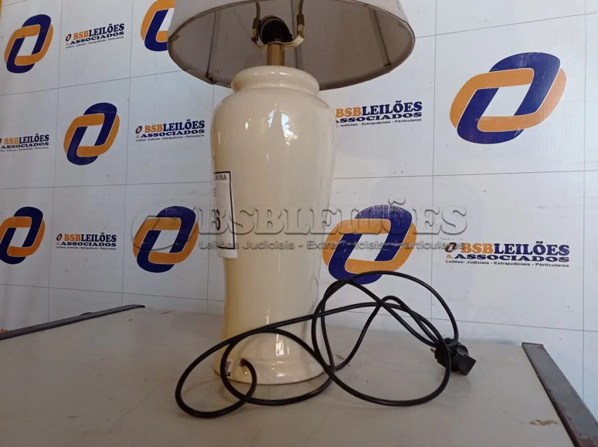 LOTE 076 - 01 ABAJUR COM BASE DE PORCELANA E CÚPULA (LAMP). (NO ESTADO EM QUE SE ENCONTRA. SUJEITO A AVARIAS OCULTAS/VISÍVEIS.) AV9390W