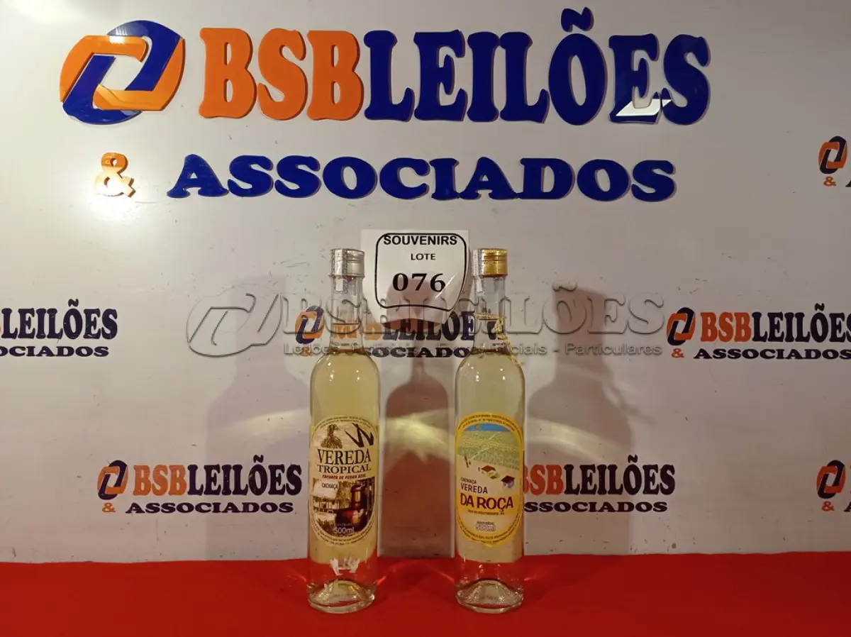 LOTE 076 - 02 GARRAFAS DE CACHAÇA DE 500ML, SENDO 01 VEREDA TROPICAL E 01 VEREDA DA ROÇA. LACRADAS. (NO ESTADO EM QUE SE ENCONTRA) ATENÇÃO! FAZER A VISITAÇÃO ANTES DE ARREMATAR, NÃO SABEMOS SE FUNCIONA. LEILÃO NÃO TEM GARANTIA E NEM DEVOLUÇÃO, SUJEITO A POSSÍVEIS AVARIAS VISÍVEIS/OCULTAS E/OU AUSÊNCIA DE COMPONENTES.  
