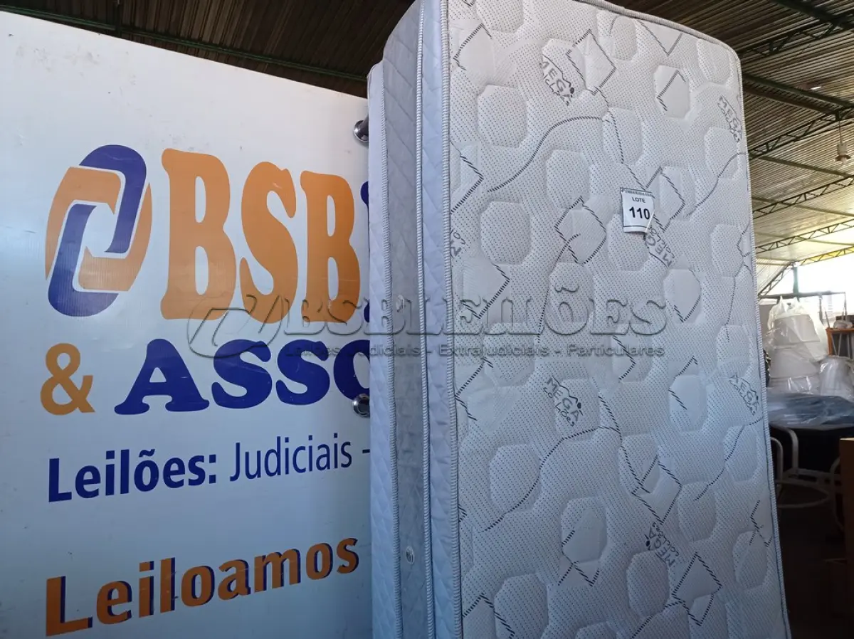 LOTE 110 - 01 COLCHÃO DE SOLTEIRO COM BASE (TWIN BED (MATTRESS+BOX). (NO ESTADO EM QUE SE ENCONTRA. SUJEITO A AVARIAS OCULTAS/VISÍVEIS) AV9422C