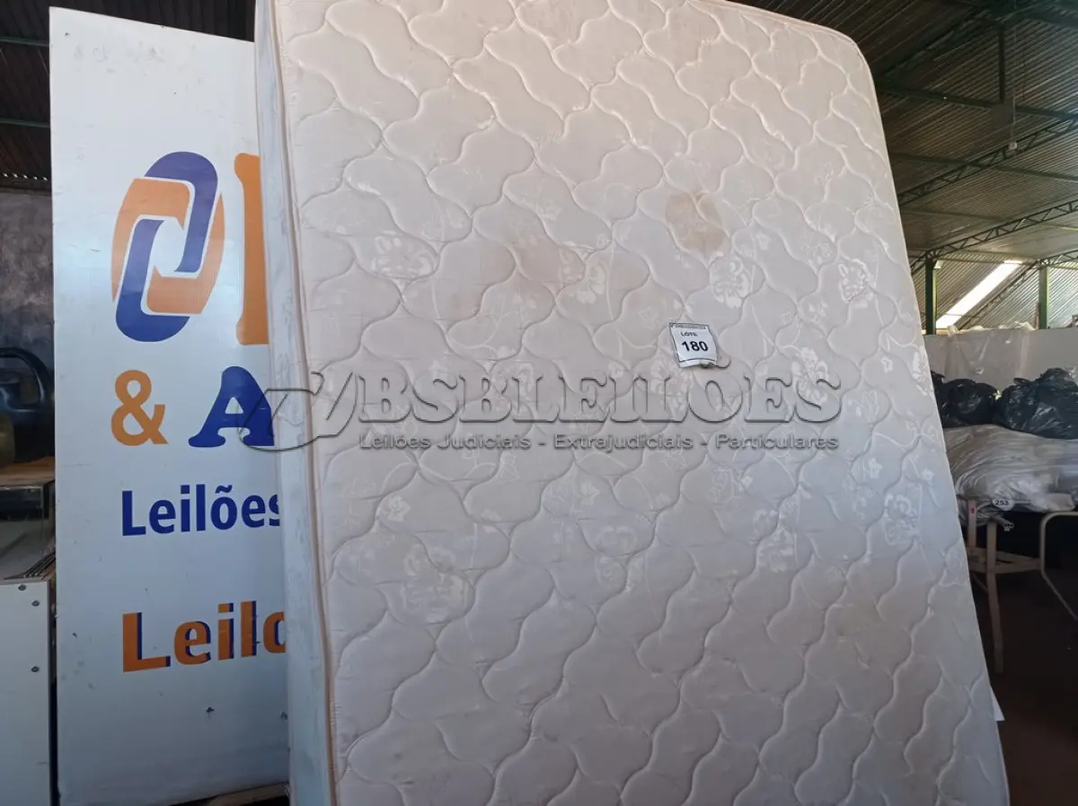 LOTE 180 - 01 COLCHÃO DE CASAL COM BASE QUEEN BED (MATTRESS+BOX). (NO ESTADO EM QUE SE ENCONTRA. SUJEITO A AVARIAS OCULTAS/VISÍVEIS.) AV9906K - AV9844D