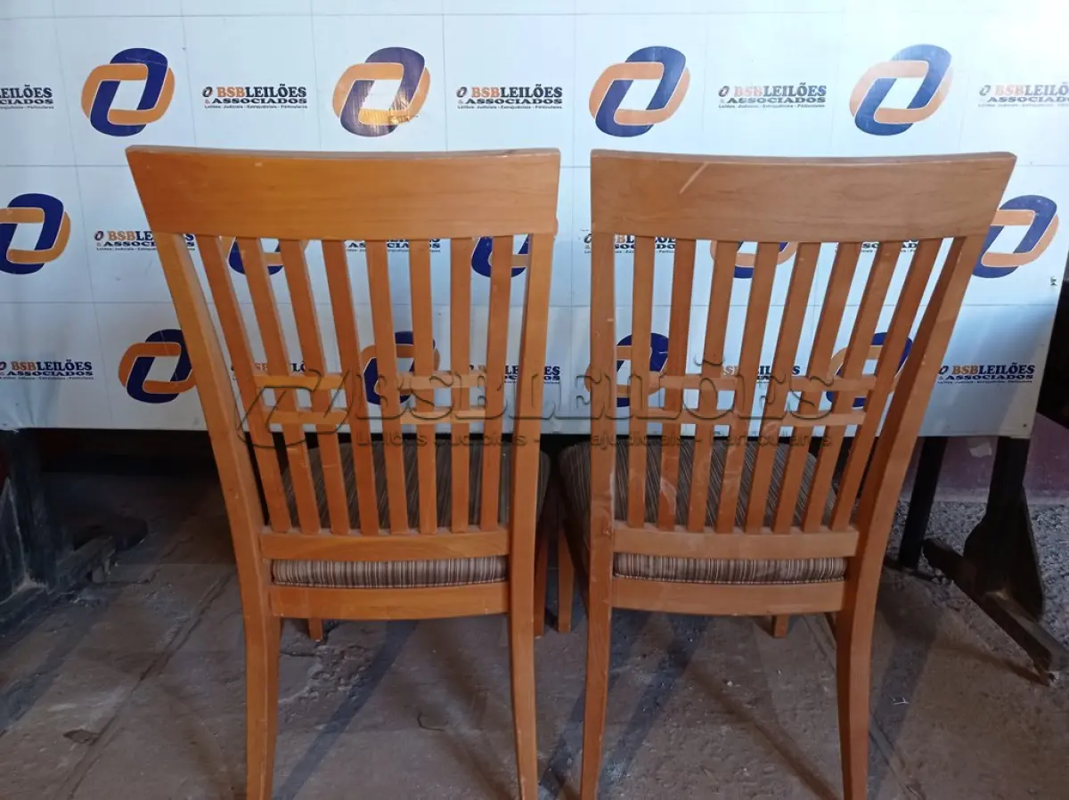 LOTE 142 - 02 CADEIRAS EM MADEIRA (CHAIR). (NO ESTADO EM QUE SE ENCONTRA. SUJEITO A AVARIAS OCULTAS/VISÍVEIS.) BF8529C, BF8529B