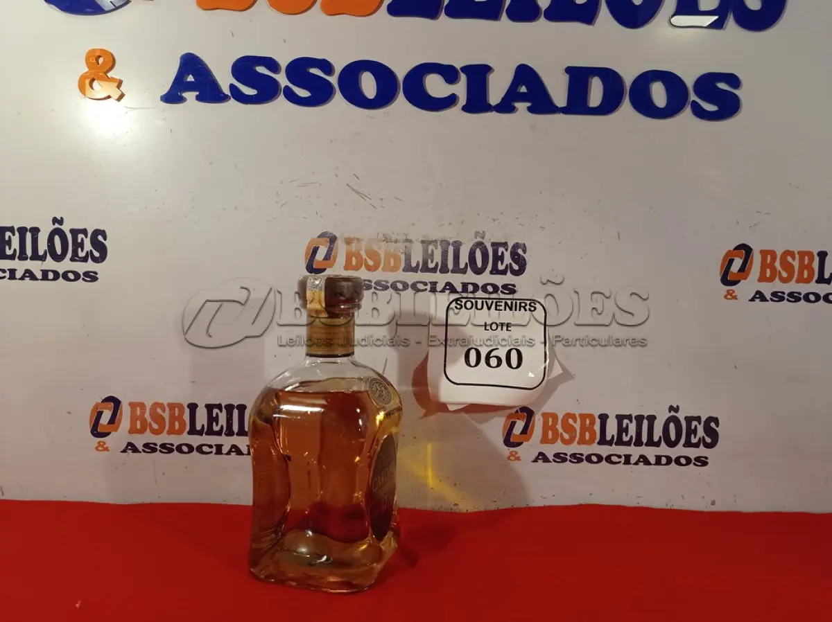 LOTE 060 - 01 GARRAFA DE WHISKY CARDHU 1 LITRO.  (NO ESTADO EM QUE SE ENCONTRA) ATENÇÃO! FAZER A VISITAÇÃO ANTES DE ARREMATAR, NÃO SABEMOS SE FUNCIONA. LEILÃO NÃO TEM GARANTIA E NEM DEVOLUÇÃO, SUJEITO A POSSÍVEIS AVARIAS VISÍVEIS/OCULTAS E/OU AUSÊNCIA DE COMPONENTES.  