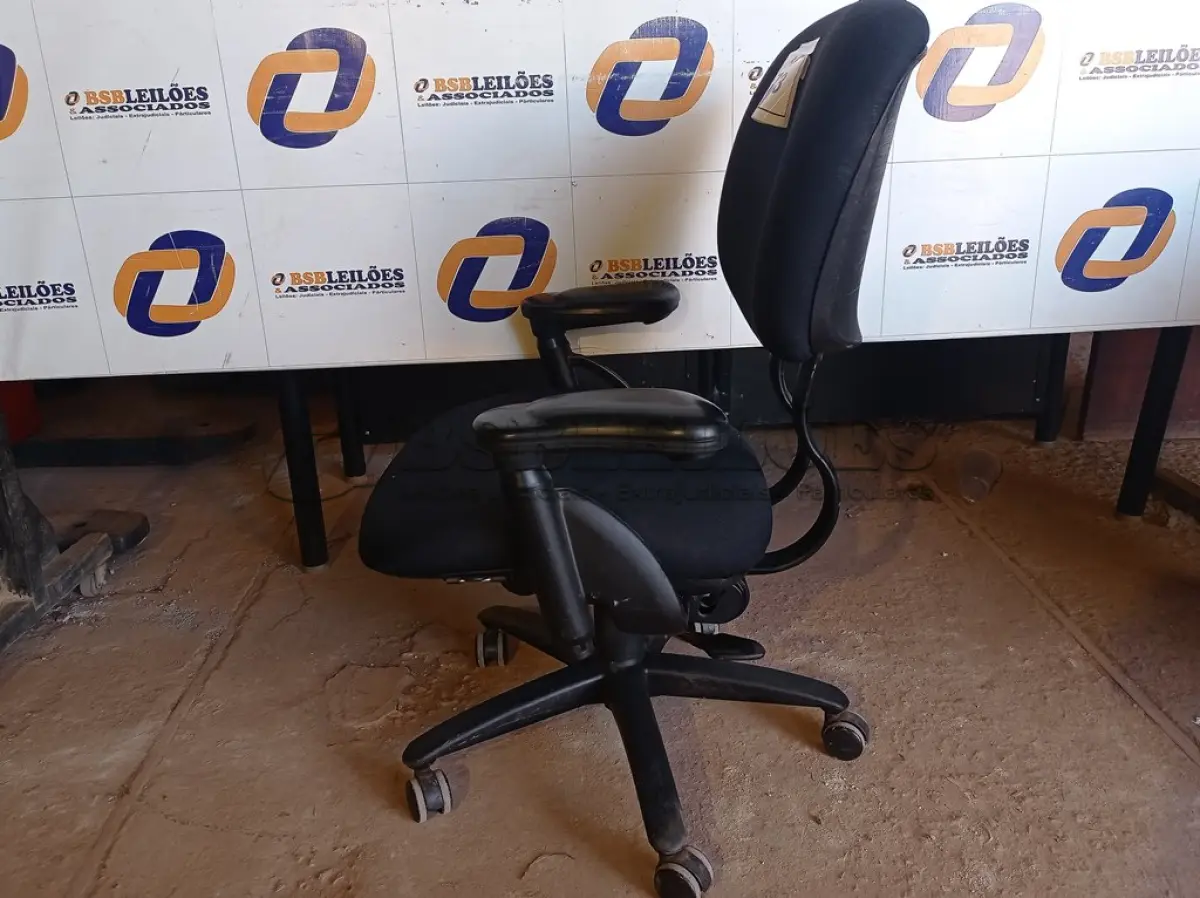 LOTE 173 - 01 CADEIRA PARA ESCRITÓRIO (OFFICE CHAIR). (NO ESTADO EM QUE SE ENCONTRA. SUJEITO A AVARIAS OCULTAS/VISÍVEIS.)0000063