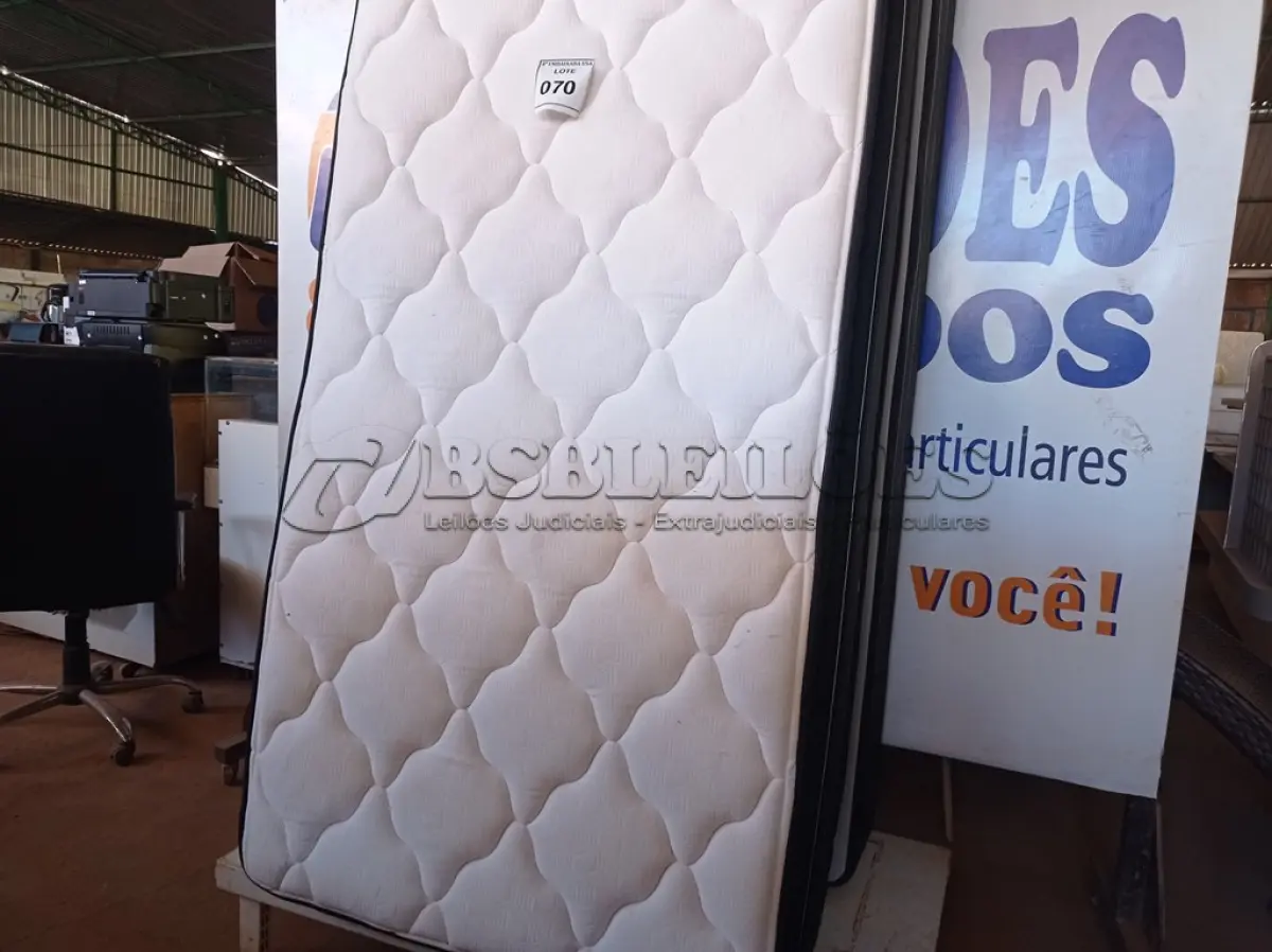 LOTE 070 - 01 COLCHÃO DE SOLTEIRO COM BASE (TWIN BED (MATTRESS+BOX). (NO ESTADO EM QUE SE ENCONTRA. SUJEITO A AVARIAS OCULTAS/VISÍVEIS.) (NO ESTADO EM QUE SE ENCONTRA. SUJEITO A AVARIAS OCULTAS/VISÍVEIS.) BF8727F - AU1872L