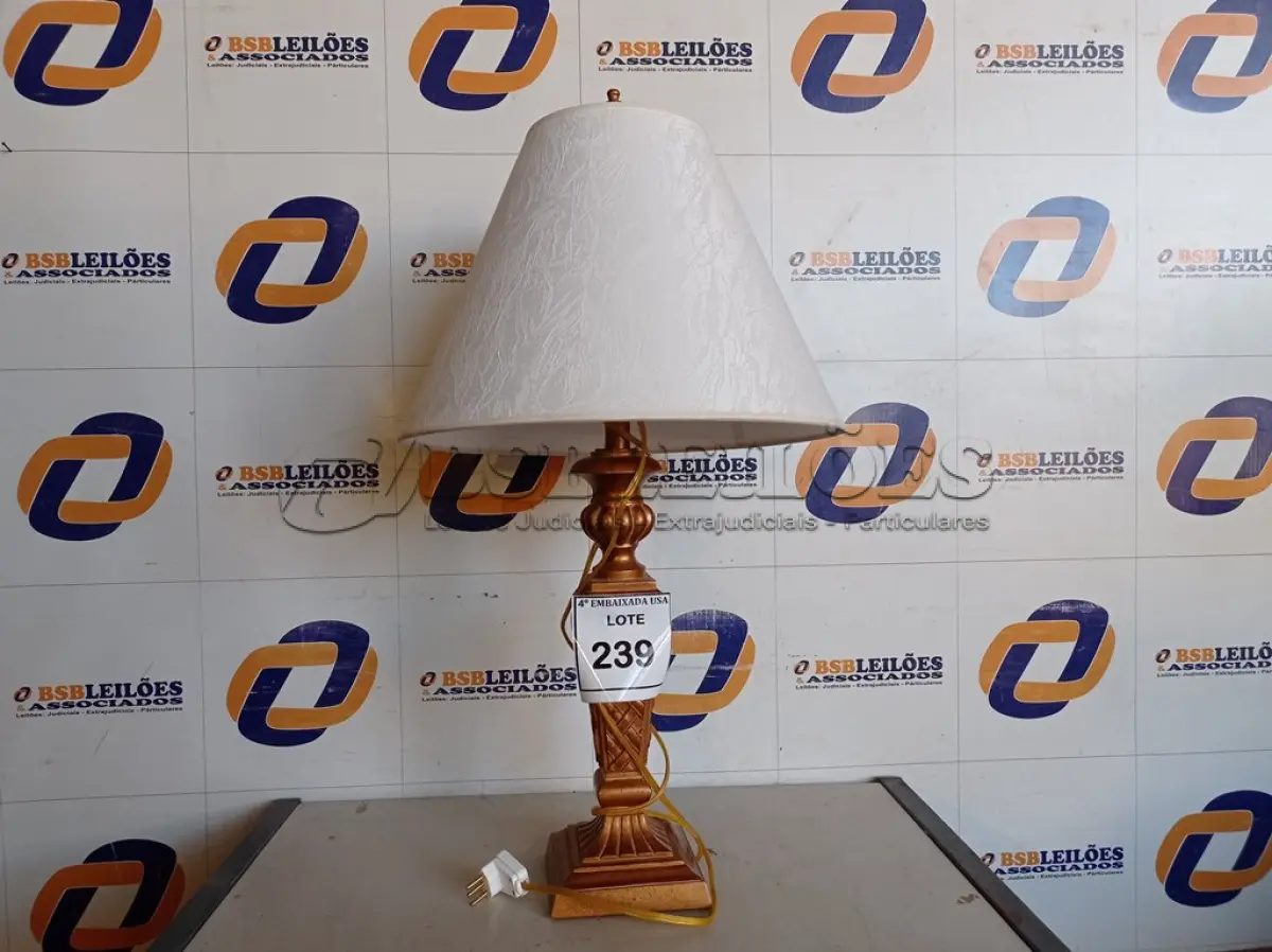 LOTE 239 - 01 ABAJUR COM CÚPULA (LAMP). (NO ESTADO EM QUE SE ENCONTRA. SUJEITO A AVARIAS OCULTAS/VISÍVEIS.) AV9975T
