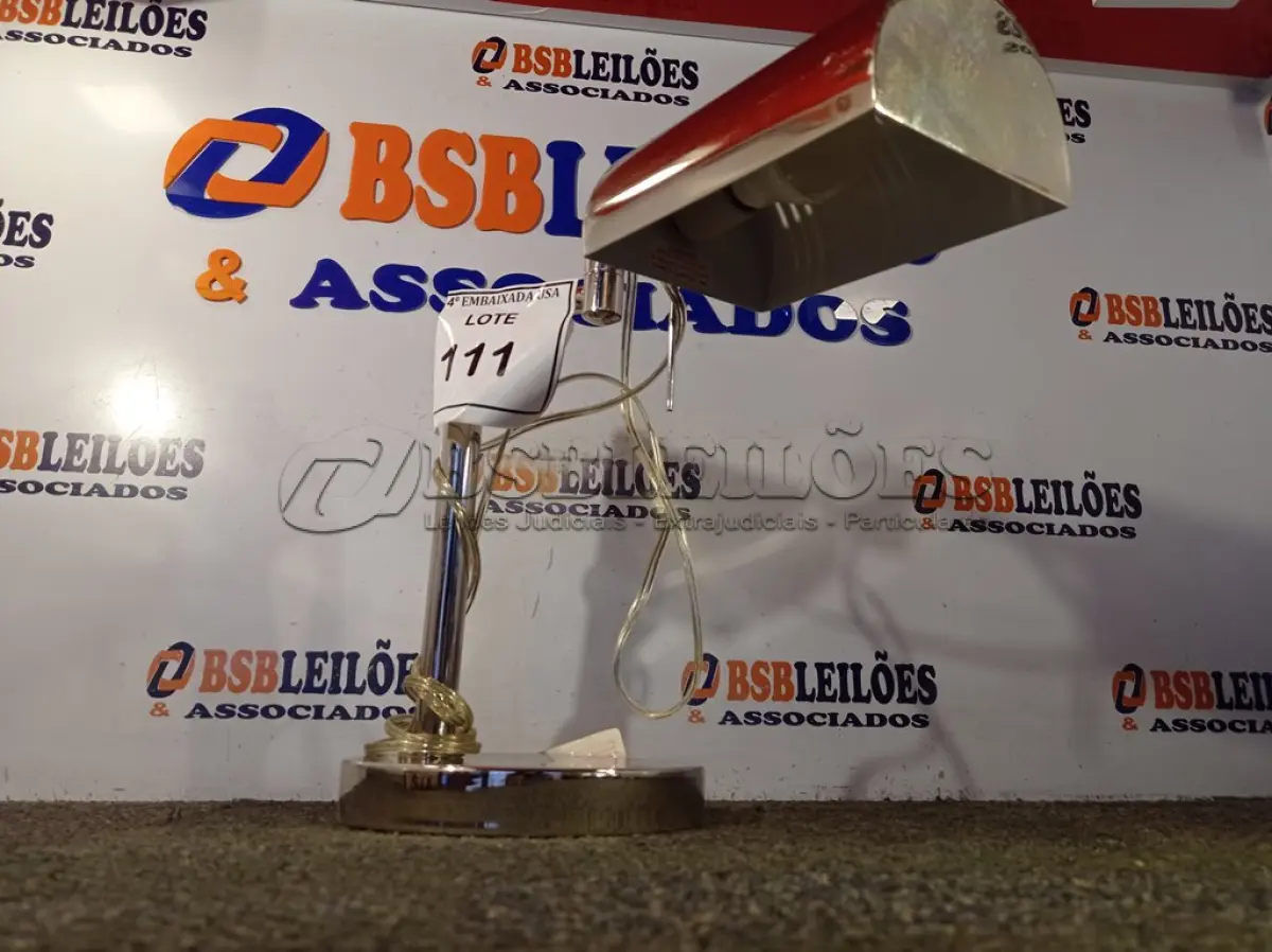 LOTE 111 - 01 ABAJUR DE MESA BASE CROMADA COM LÂMPADA BIVOLT (LAMP). (NO ESTADO EM QUE SE ENCONTRA. SUJEITO A AVARIAS OCULTAS/VISÍVEIS.) AU2247E