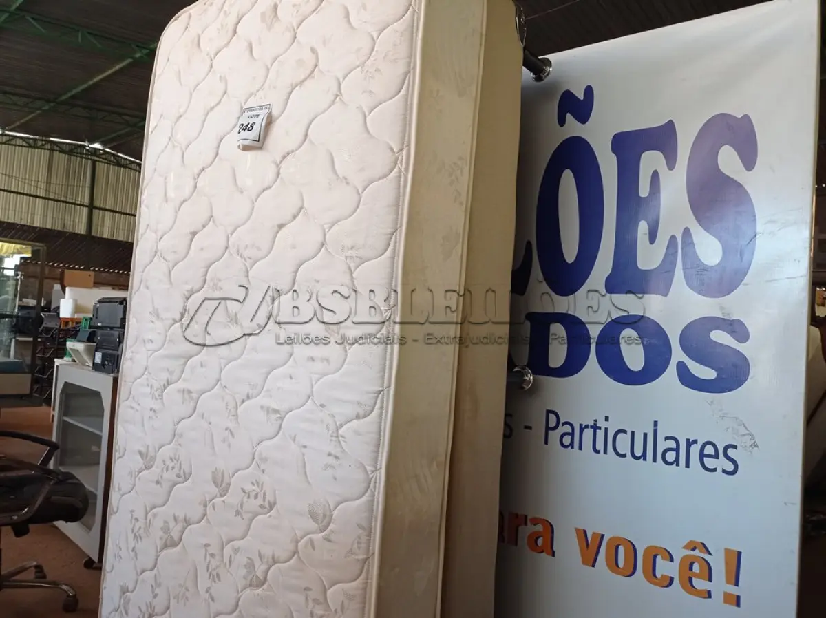 LOTE 248 - 01 COLCHÃO DE SOLTEIRO (TWIN). (NO ESTADO EM QUE SE ENCONTRA. SUJEITO A AVARIAS OCULTAS/VISÍVEIS.) BF8533H