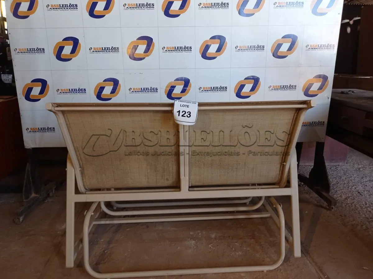 LOTE 123 - 01 CADEIRA DE BALANÇO DE DOIS LUGARES PARA PISCINA (SOFA GARDEN). (NO ESTADO EM QUE SE ENCONTRA. SUJEITO A AVARIAS OCULTAS/VISÍVEIS.) AV9803M