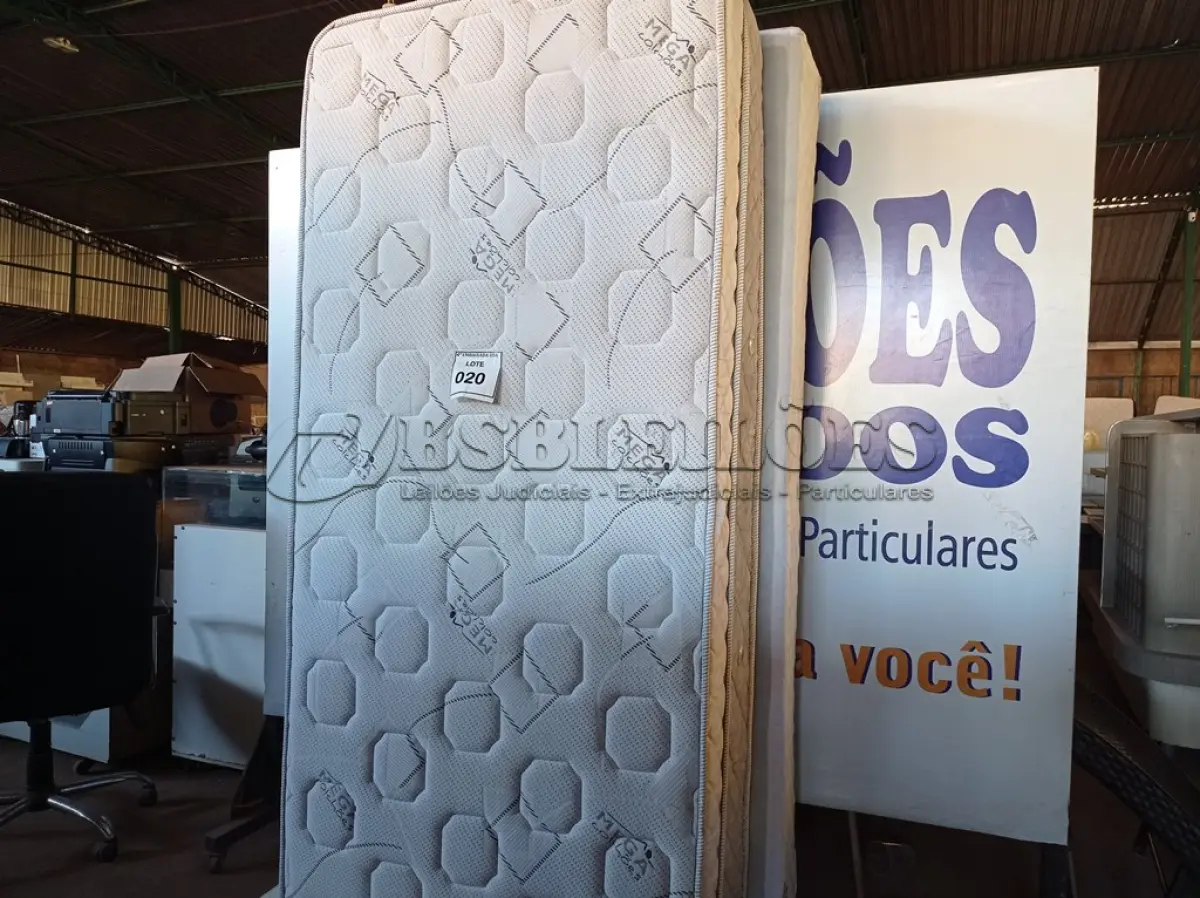 LOTE 020 - 01 COLCHÃO DE SOLTEIRO COM BASE (TWIN BED (MATTRESS+BOX). (NO ESTADO EM QUE SE ENCONTRA. SUJEITO A AVARIAS OCULTAS/VISÍVEIS.) BF8533L, AV9625M