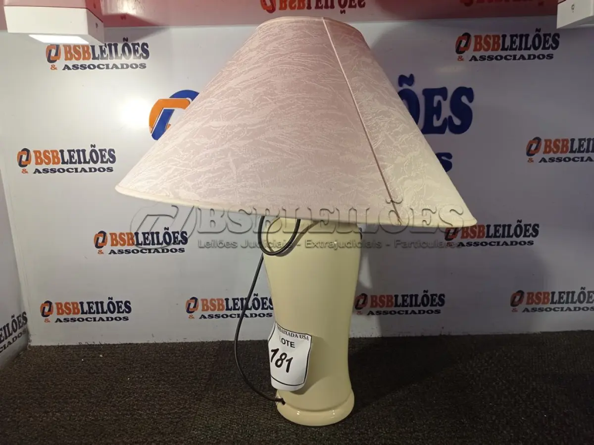 LOTE 181 - 01 ABAJUR COM BASE DE PORCELANA E CÚPULA (LAMP). (NO ESTADO EM QUE SE ENCONTRA. SUJEITO A AVARIAS OCULTAS/VISÍVEIS.) AV9390U