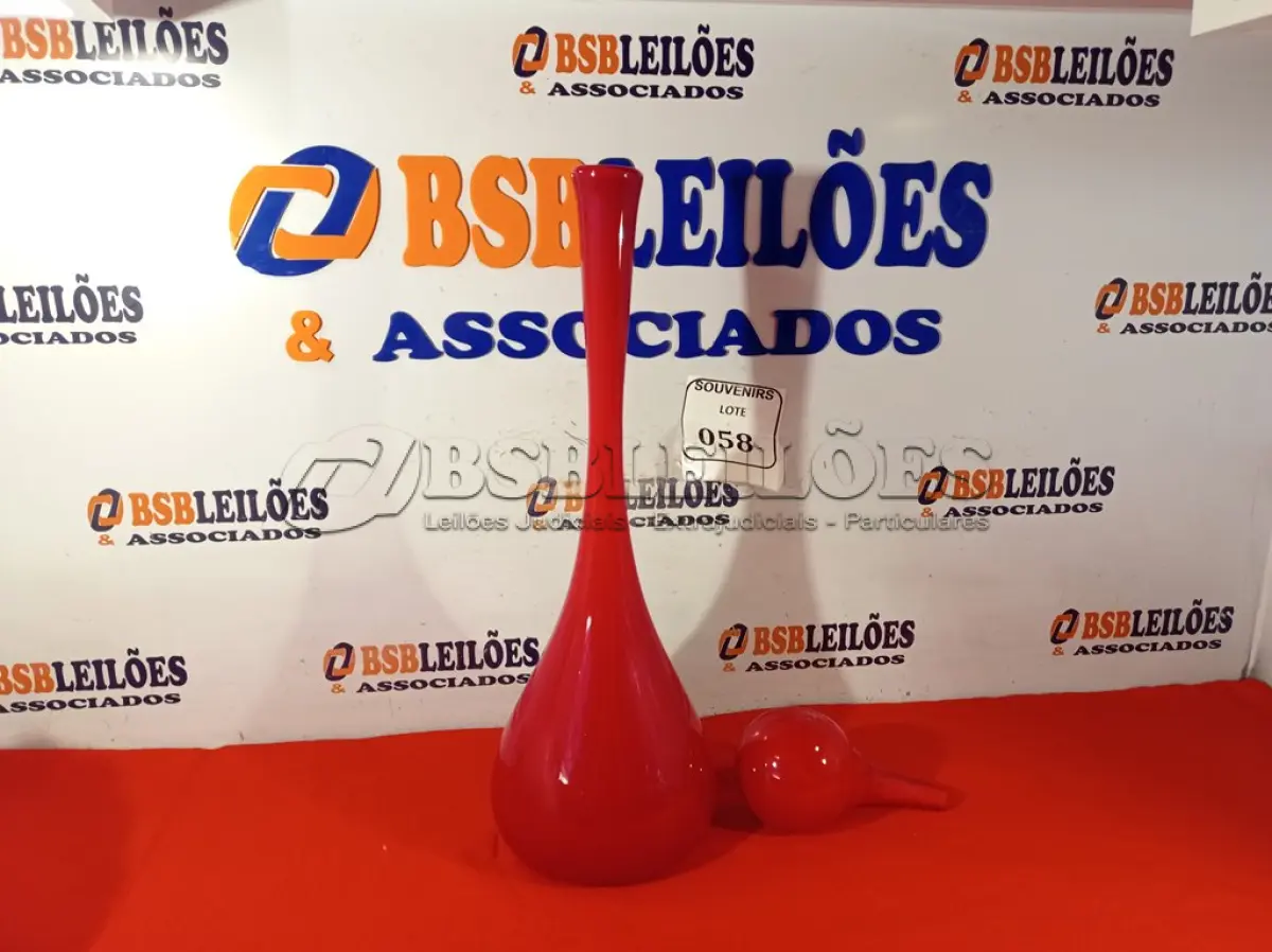 LOTE 058 - 01 GARRAFA MURANA VERMELHA C/ TAMPA GRANDE. (NO ESTADO EM QUE SE ENCONTRA) ATENÇÃO! FAZER A VISITAÇÃO ANTES DE ARREMATAR, NÃO SABEMOS SE FUNCIONA. LEILÃO NÃO TEM GARANTIA E NEM DEVOLUÇÃO, SUJEITO A POSSÍVEIS AVARIAS VISÍVEIS/OCULTAS E/OU AUSÊNCIA DE COMPONENTES.  