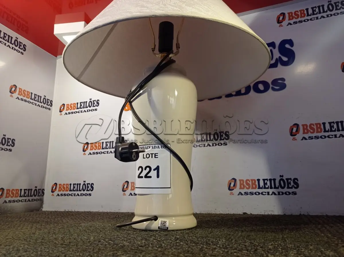LOTE 221 - 01 ABAJUR COM BASE DE PORCELANA E CÚPULA (LAMP). (NO ESTADO EM QUE SE ENCONTRA. SUJEITO A AVARIAS OCULTAS/VISÍVEIS.) (NO ESTADO EM QUE SE ENCONTRA. SUJEITO A AVARIAS OCULTAS/VISÍVEIS.) AV9506N
