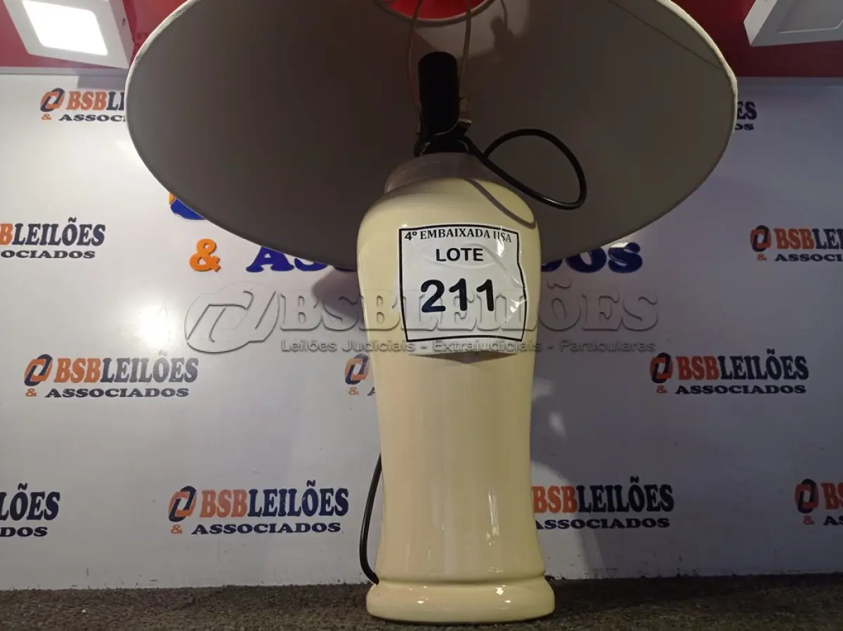 LOTE 211 - 01 ABAJUR COM BASE DE PORCELANA E CÚPULA. (LAMP) (NO ESTADO EM QUE SE ENCONTRA. SUJEITO A AVARIAS OCULTAS/VISÍVEIS.) (NO ESTADO EM QUE SE ENCONTRA. SUJEITO A AVARIAS OCULTAS/VISÍVEIS.) AV9390T