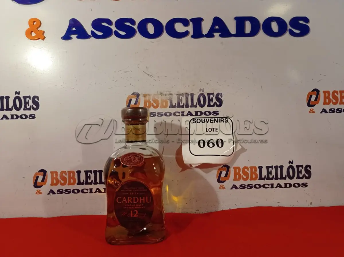 LOTE 060 - 01 GARRAFA DE WHISKY CARDHU 1 LITRO.  (NO ESTADO EM QUE SE ENCONTRA) ATENÇÃO! FAZER A VISITAÇÃO ANTES DE ARREMATAR, NÃO SABEMOS SE FUNCIONA. LEILÃO NÃO TEM GARANTIA E NEM DEVOLUÇÃO, SUJEITO A POSSÍVEIS AVARIAS VISÍVEIS/OCULTAS E/OU AUSÊNCIA DE COMPONENTES.  