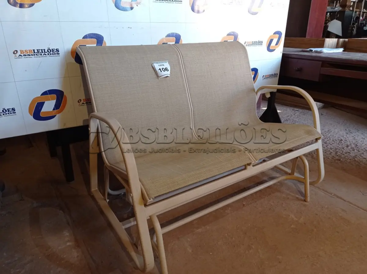LOTE 106 - 01 CADEIRA DE BALANÇO DE DOIS LUGARES PARA PISCINA (SOFA GARDEN). (NO ESTADO EM QUE SE ENCONTRA. SUJEITO A AVARIAS OCULTAS/VISÍVEIS.) BF8684U