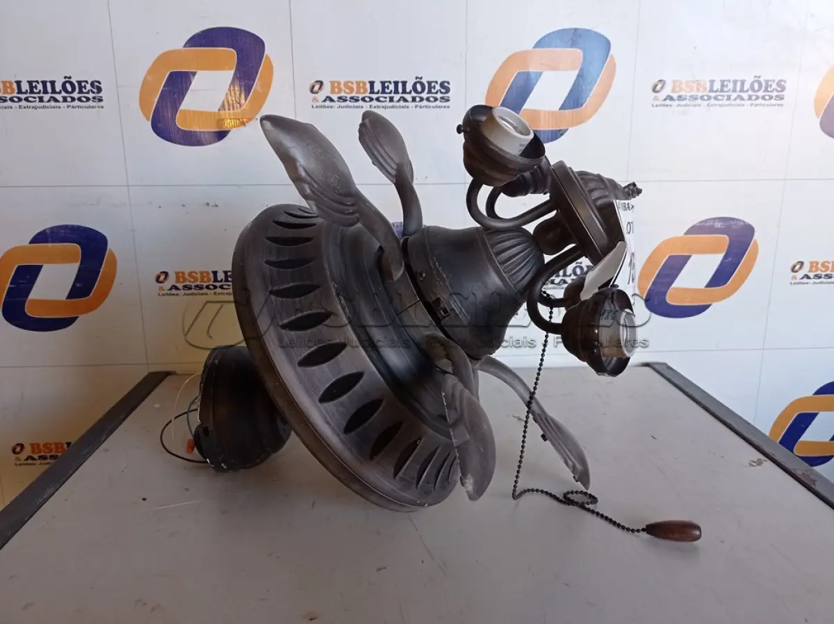 LOTE 156 - 01 VENTILADOR DE TETO COM PALETAS EM MADEIRA) (WITH CEILING FANS). (NO ESTADO EM QUE SE ENCONTRA. SUJEITO A AVARIAS OCULTAS/VISÍVEIS.)0000057