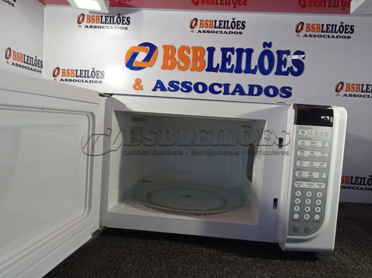 LOTE 209 - 01 MICRO-ONDAS ELECTROLUX 127 VOLTS COM PRATO (MICROWAVE). (NO ESTADO EM QUE SE ENCONTRA. SUJEITO A AVARIAS OCULTAS/VISÍVEIS.) BF8524V