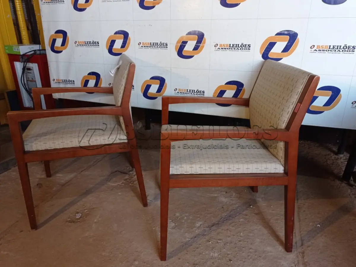 LOTE 144 - 02 CADEIRAS EM MADEIRA (CHAIRS). (NO ESTADO EM QUE SE ENCONTRA. SUJEITO A AVARIAS OCULTAS/VISÍVEIS.) 0000066