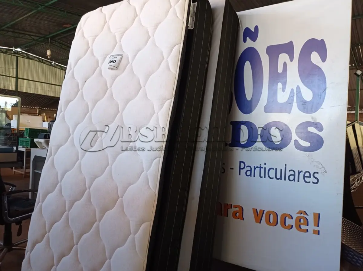 LOTE 080 - 01 COLCHÃO DE SOLTEIRO COM BASE (TWIN BED (MATTRESS+BOX). (NO ESTADO EM QUE SE ENCONTRA. SUJEITO A AVARIAS OCULTAS/VISÍVEIS.) (NO ESTADO EM QUE SE ENCONTRA. SUJEITO A AVARIAS OCULTAS/VISÍVEIS.) AU1873V, BASE SEM TAG