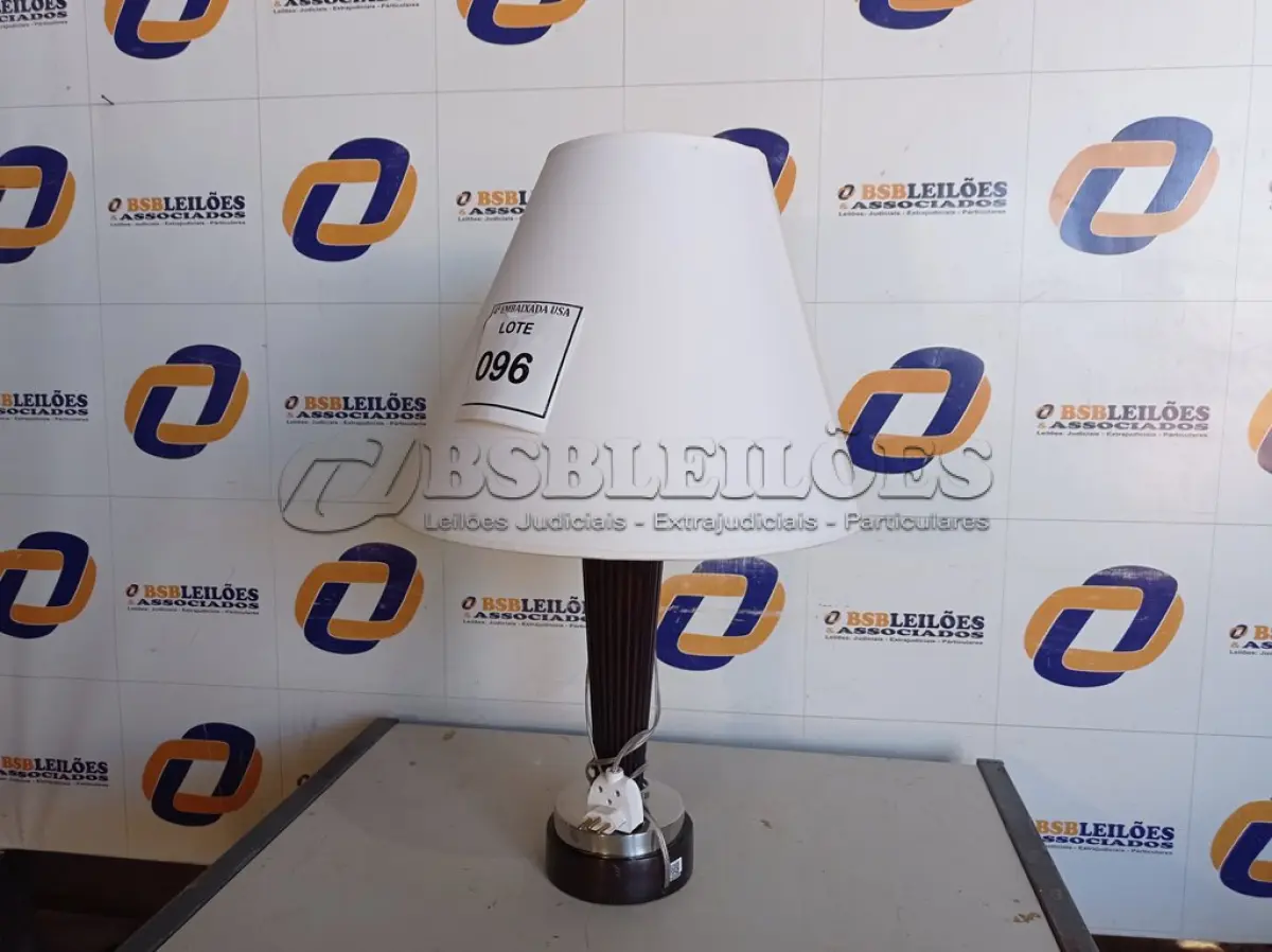 LOTE 096 - 01 ABAJUR COM CÚPULA C/AVARIAS (LAMP). (NO ESTADO EM QUE SE ENCONTRA. SUJEITO A AVARIAS OCULTAS/VISÍVEIS.) BF8555M