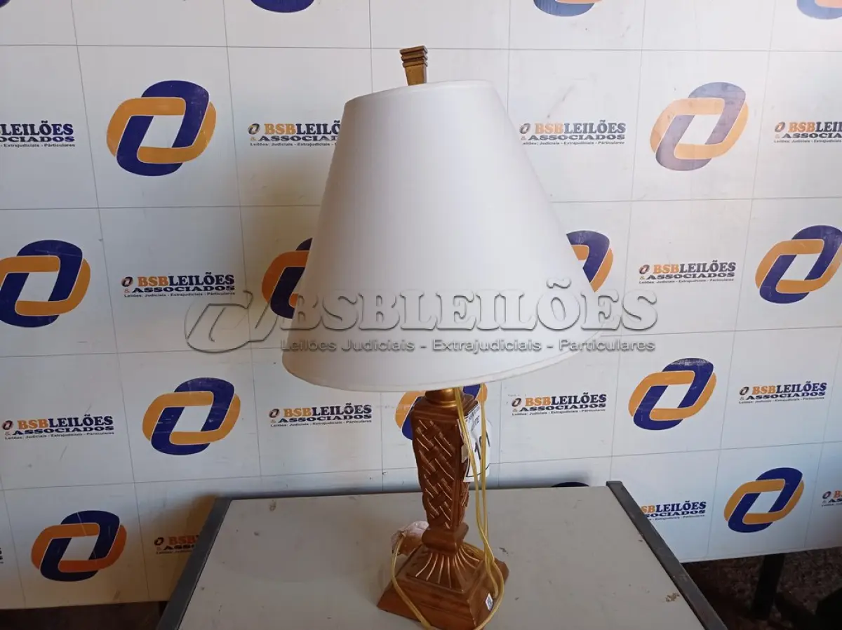 LOTE 101 - 01 ABAJUR COM CÚPULA LAMP. (NO ESTADO EM QUE SE ENCONTRA. SUJEITO A AVARIAS OCULTAS/VISÍVEIS.) BF8560W