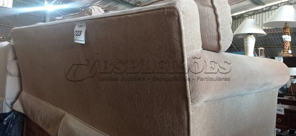 LOTE 223 - 01 SOFÁ 3 LUGARES (SOFÁ). (NO ESTADO EM QUE SE ENCONTRA. SUJEITO A AVARIAS OCULTAS/VISÍVEIS.) AV9934W