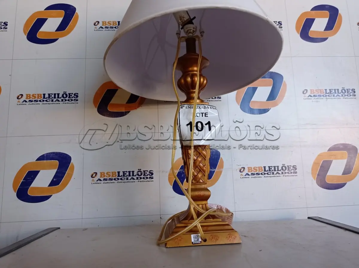 LOTE 101 - 01 ABAJUR COM CÚPULA LAMP. (NO ESTADO EM QUE SE ENCONTRA. SUJEITO A AVARIAS OCULTAS/VISÍVEIS.) BF8560W