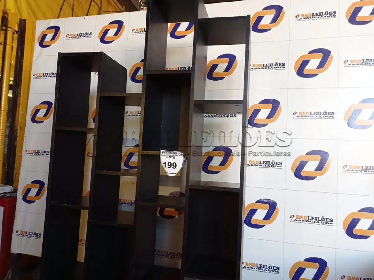 LOTE 199 - 01 RACK EM MADEIRA PARA ARMAZENAMENTO (WALL MOUNTED STORAGE RACK). (NO ESTADO EM QUE SE ENCONTRA. SUJEITO A AVARIAS OCULTAS/VISÍVEIS.) (NO ESTADO EM QUE SE ENCONTRA. SUJEITO A AVARIAS OCULTAS/VISÍVEIS.)0000077