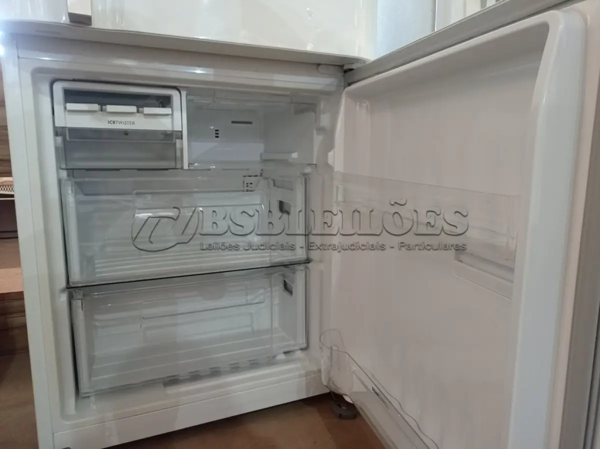 LOTE 246 - 01 GELADEIRA INVERTER ELECTROLUX 220VOLTS (REFRIGERATOR). (NO ESTADO EM QUE SE ENCONTRA. SUJEITO A AVARIAS OCULTAS/VISÍVEIS.) BF8678G