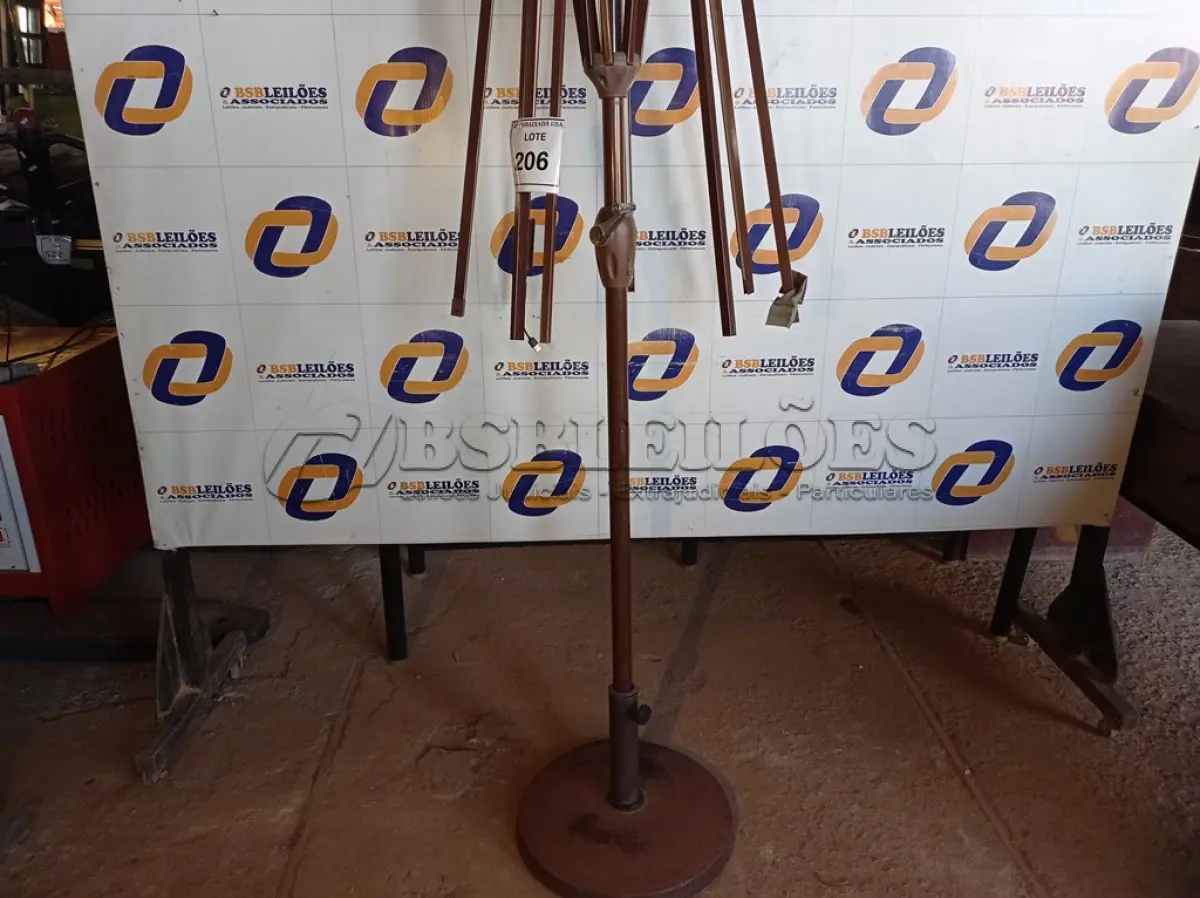 LOTE 206 - 01 ARMAÇÃO DE OMBRELONE SEM O TOLDO COM BASE DE CONCRETO (UMBRELLA). (NO ESTADO EM QUE SE ENCONTRA. SUJEITO A AVARIAS OCULTAS/VISÍVEIS.) BH1533X