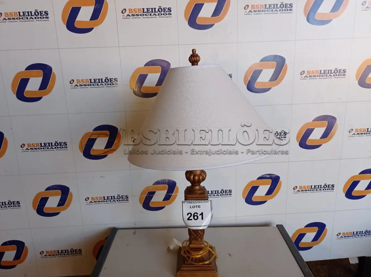 LOTE 261 - 01 ABAJUR COM CÚPULA (LAMP). (NO ESTADO EM QUE SE ENCONTRA. SUJEITO A AVARIAS OCULTAS/VISÍVEIS.) BF8562E