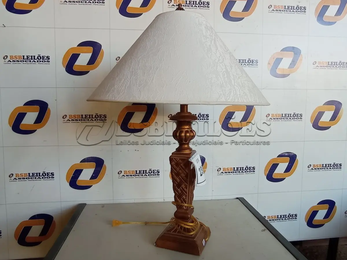 LOTE 238 - 01 ABAJUR COM CÚPULA (LAMP). (NO ESTADO EM QUE SE ENCONTRA. SUJEITO A AVARIAS OCULTAS/VISÍVEIS.) BF8526Y