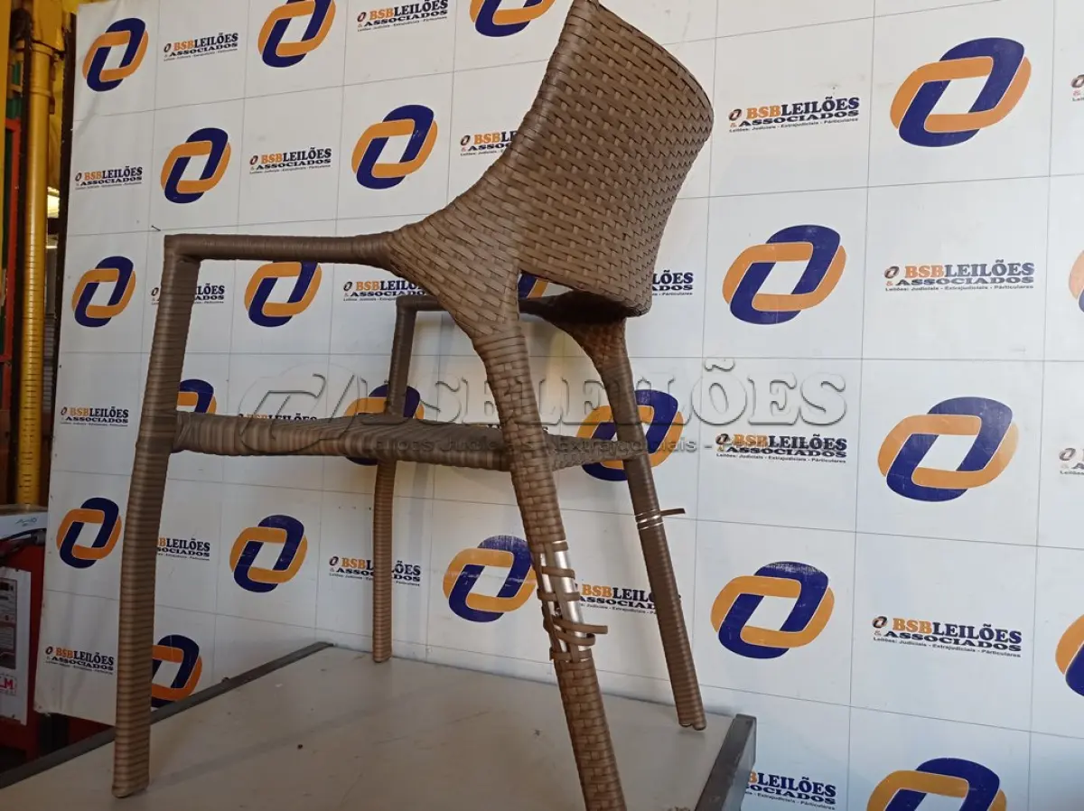 LOTE 196 - 01 CADEIRA EM FIBRA SINTÉTICA (CHAIR). (NO ESTADO EM QUE SE ENCONTRA. SUJEITO A AVARIAS OCULTAS/VISÍVEIS.) BH1524Y