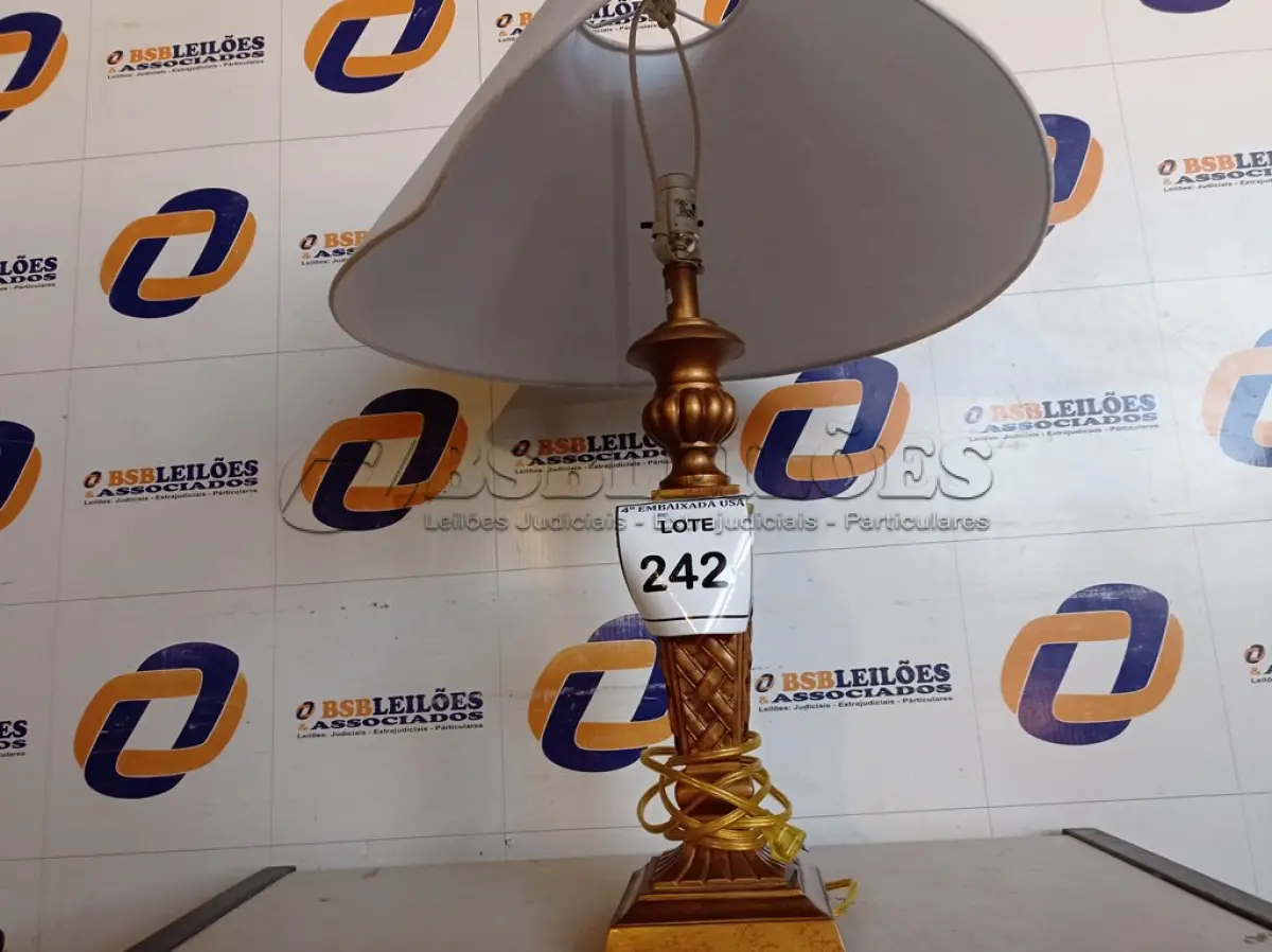 LOTE 242 - 01 ABAJUR COM CÚPULA (LAMP). (NO ESTADO EM QUE SE ENCONTRA. SUJEITO A AVARIAS OCULTAS/VISÍVEIS.) BF8463V
