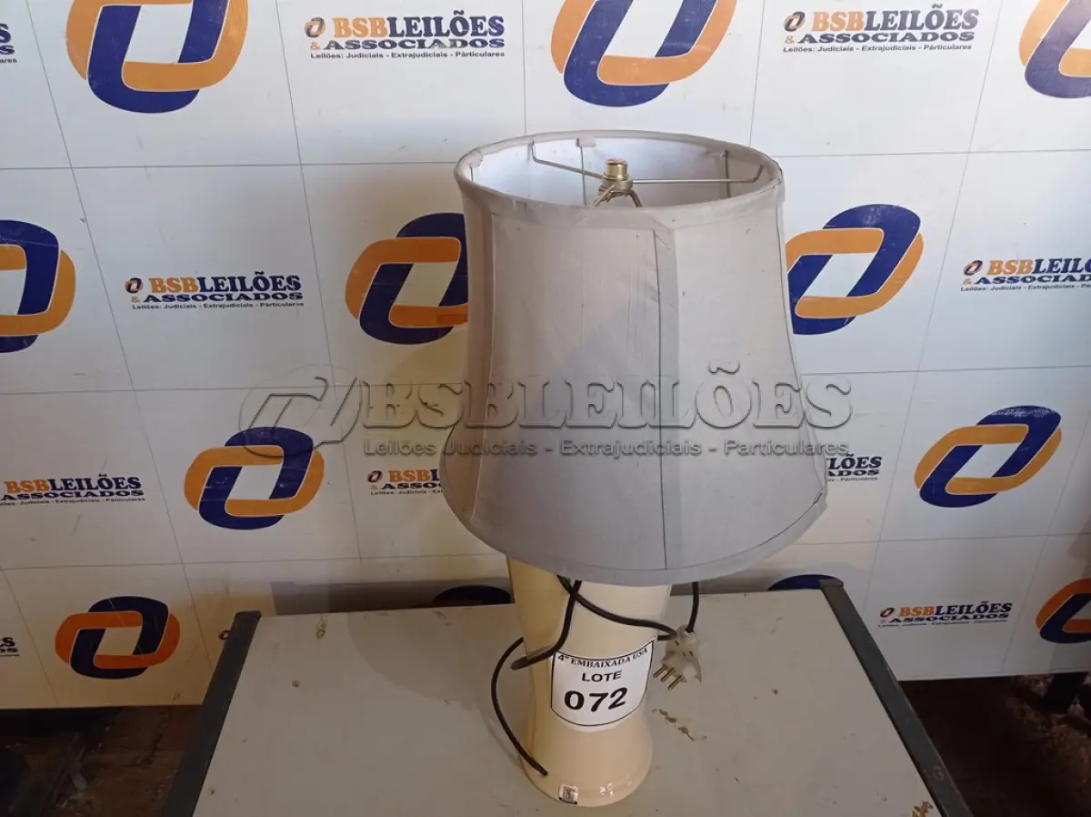 LOTE 072 - 01 ABAJUR COM BASE DE PORCELANA E CÚPULA (LAMP). (NO ESTADO EM QUE SE ENCONTRA. SUJEITO A AVARIAS OCULTAS/VISÍVEIS.) AV9423C
