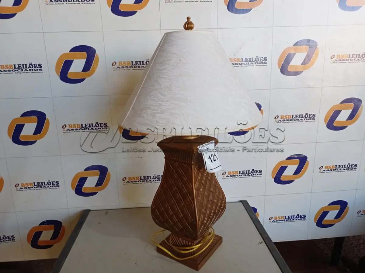 LOTE 121 - 01 ABAJUR COM CÚPULA.  (LAMP). (NO ESTADO EM QUE SE ENCONTRA. SUJEITO A AVARIAS OCULTAS/VISÍVEIS.) AV9472M