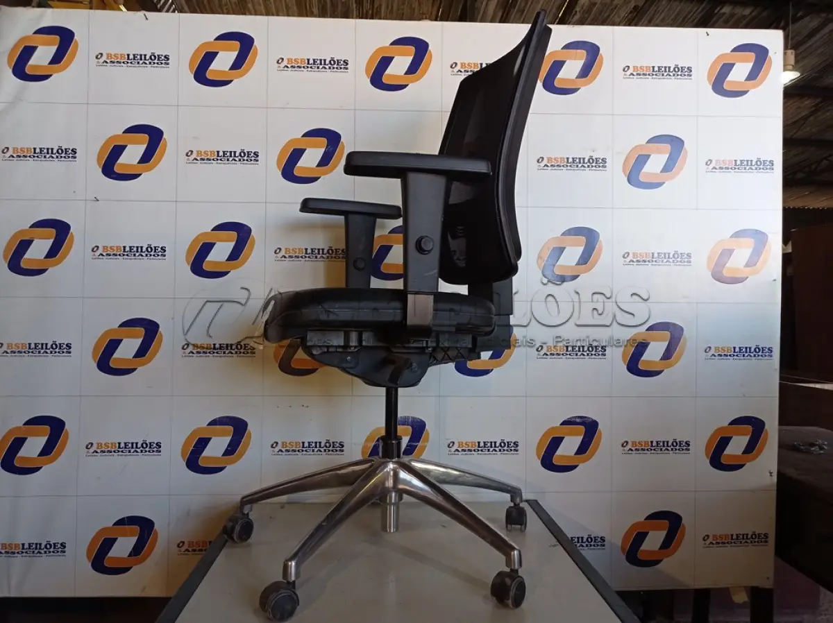 LOTE 107 - 01 CADEIRA PARA ESCRITORIO (OFFICE CHAIR. (NO ESTADO EM QUE SE ENCONTRA. SUJEITO A AVARIAS OCULTAS/VISÍVEIS.) AU2457B