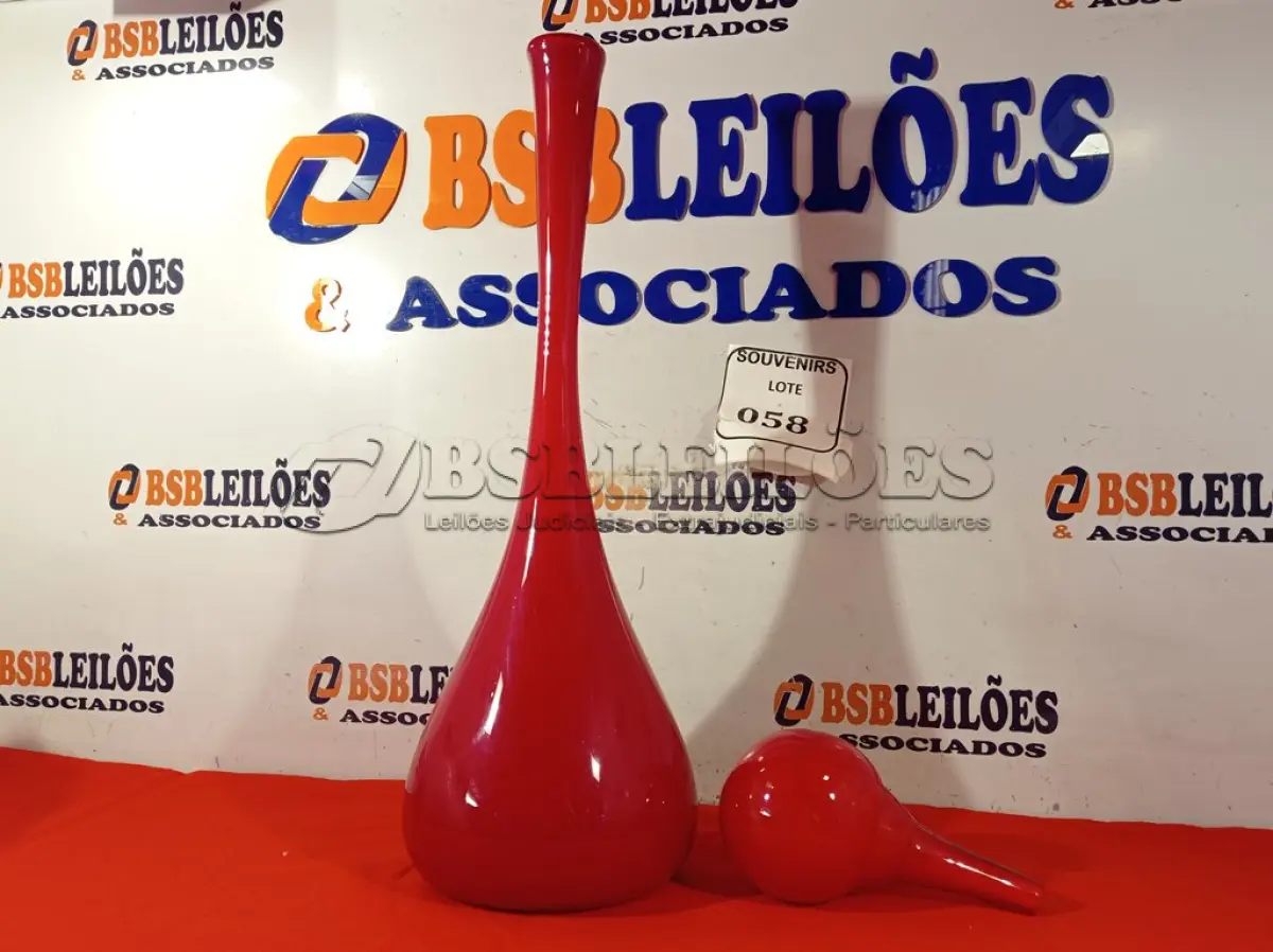 LOTE 058 - 01 GARRAFA MURANA VERMELHA C/ TAMPA GRANDE. (NO ESTADO EM QUE SE ENCONTRA) ATENÇÃO! FAZER A VISITAÇÃO ANTES DE ARREMATAR, NÃO SABEMOS SE FUNCIONA. LEILÃO NÃO TEM GARANTIA E NEM DEVOLUÇÃO, SUJEITO A POSSÍVEIS AVARIAS VISÍVEIS/OCULTAS E/OU AUSÊNCIA DE COMPONENTES.  